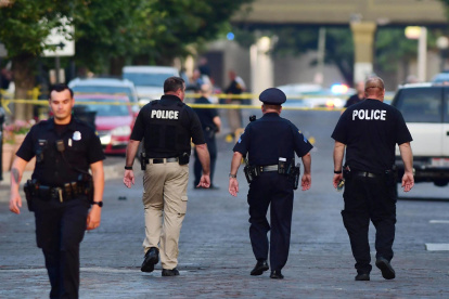 Policías atienden la emergencia generada por un tiroteo en EE.UU., en una fotografía de archivo.