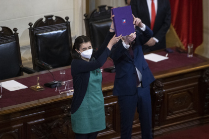 La presidenta de la Convención Constitucional, María Elisa Quinteros, y el vicepresidente, Gaspar Domínguez, muestran hoy el texto final de la propuesta Carta Magna que se será sometida a votación popular el 4 de septiembre en un plebiscito obligatorio, en Santiago (Chile).
