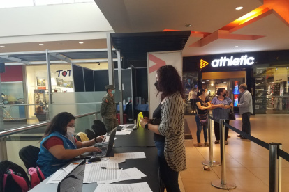 Un usuario en un centro de vacunación contra la COVID-19 ubicado en un centro comercial de Guayaquil, en junio de 2022.