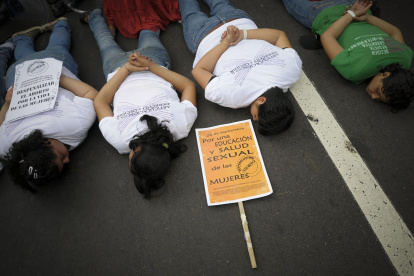 En la imagen un registro de archivo de un grupo de mujeres al protestar para exigir la despenalización del aborto en El Salvador.