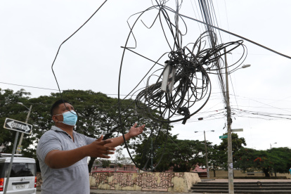 Tallarines. Los cables no solo están en las alturas, sino también al ‘alcance’ de los peatones, que los topan, como ocurre en la Saiba.