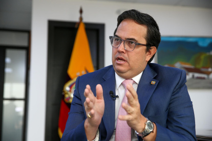 El ministro de Energía y Minas de Ecuador, Xavier Vera, habla durante una entrevista con Efe , en Quito (Ecuador), este 4 de junio de 2022.