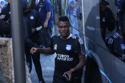 Bryan Carabalí, marcapunta de Emelec, antes del entrenamiento del Bombillo en suelo brasileño.