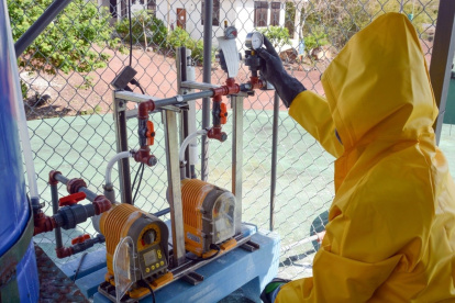 Trabajos. Un funcionario revisa la calidad del agua potable de Santa Cruz, un proyecto que comenzó en 2013.