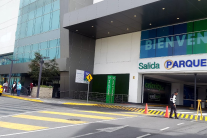 El hecho habría ocurrido en las gradas eléctricas de un centro comercial de Carapungo.