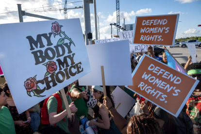 Manifestantes piden respeto al derecho al aborto en Miami, Florida, el 27 de junio de 2022.