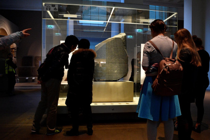 Imagen de archivo de la piedra Rosetta en el Museo Británico.