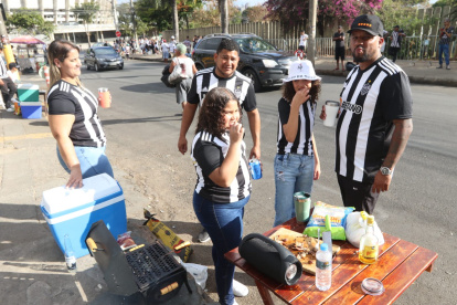 En los exteriores del Mineirao se come los platos típicos de la ciudad como el Feijao Tropeiro.