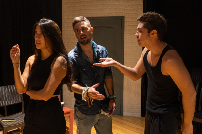 Lissette Rezabala, Raúl Sánchez McMillan y Alfredo Salomón interpretan a tres amigos que deciden experimentar con su sexualidad.