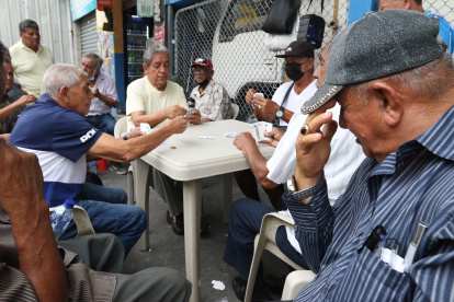 Adultos mayores se oponen a la suspensión de actividades  Familiares denuncian falta de planificación  El Cabildo asegura que realizará mantenimiento en locales