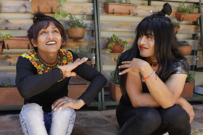 Roxana y Alexandra (d), indígenas Embera trans, hablan durante una entrevista con Efe el 01 de julio de 2022, en Bogotá (Colombia). Las "wërapara" son, literalmente en embera, las "no mujeres". Pero ellas, un grupo de mujeres trans de una comunidad indígena del centro de Colombia, se reivindican ahora así después de muchas discriminaciones y de luchar por ser aceptadas como son. EFE/ Carlos Ortega