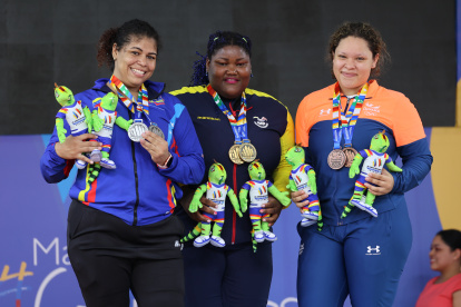 Lisseth Ayoví (c) sumó dos oros en los más 87 kg, tanto en arranque, como en envión.