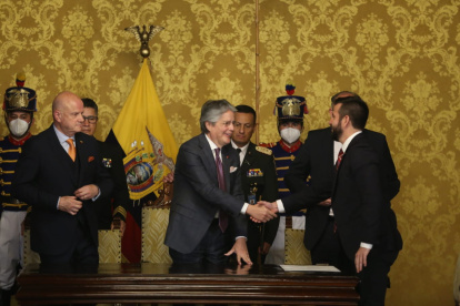 Guillermo Lasso junto a Pablo Arosemena, nuevo ministro de Economía.