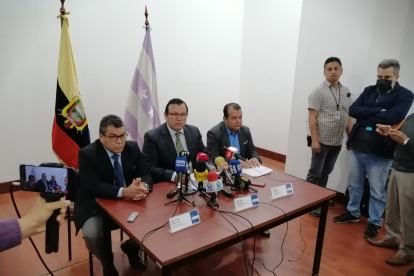 Autoridad. El ministro de Agricultura, Bernardo Manzano (centro).