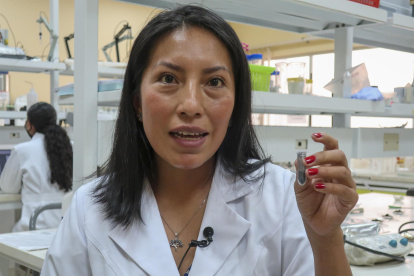 Talía Tene, docente del departamento de Química y miembro del grupo de investigadores de Ciencia y Tecnología de Materiales de la UTPL, habla en una entrevista con Efe el 6 de abril del 2022, en Loja (Ecuador).