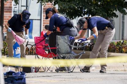 Vista de agentes investigando, el 5 de julio de 2022, en la escena de un tiroteo que tuvo lugar un día antes en Highland Park, Illinois.