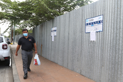 Desaseo. El Municipio colocó alrededor del cerramiento sellos de desaseo.