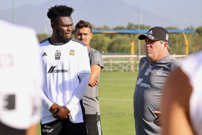 Jordy Caicedo, delantero ecuatoriano de Tigres, junto a Miguel Herrera, técnico del cuadro regiomontano.