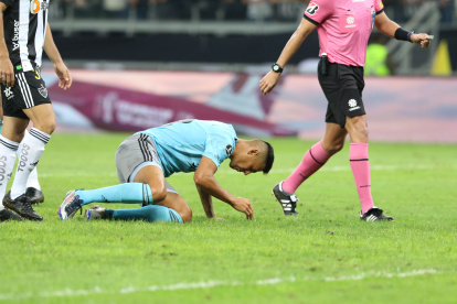 Mauro Quiroga, delantero de Emelec, en el piso se lamenta frente a Atlético Mineiro.