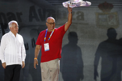 El presidente del Comité Olímpico Ecuatoriano (COE), Jorge Delgado, muestra la bandera de la Organización Deportiva Bolivariana (Odebo) junto a su presidente Baltazar Medina, el 5 de julio de 2022, durante la clausura de los XIX Juegos Bolivarianos en Valledupar (Colombia).