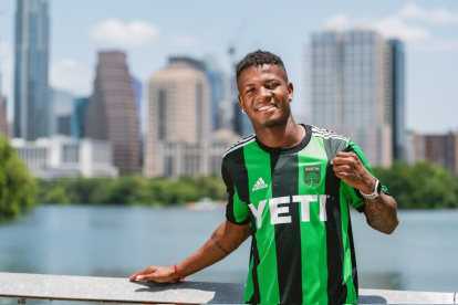 Washington Corozo, mediocampista ecuatoriano del Austin FC, muestra su nueva camiseta.