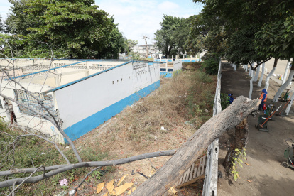 La escuela Shyri Cacha, en la 26 y la K, ha sido desmantelada por indigentes y maleantes que ingresan al local a través de unos orificios que han hecho en las paredes.