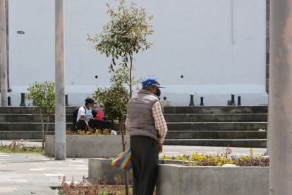 Reguero. A plena luz del día, ciudadanos orinan en cualquier punto. Las jardineras son las más demandadas.