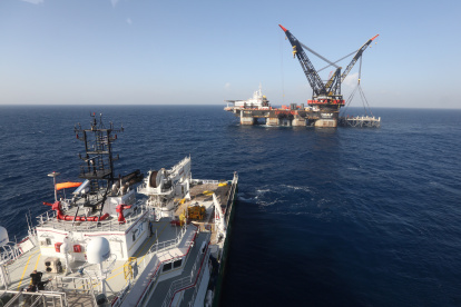 Avance. El buque grúa más grande del mundo en la plataforma de gas Leviatán, en el mar Mediterráneo.