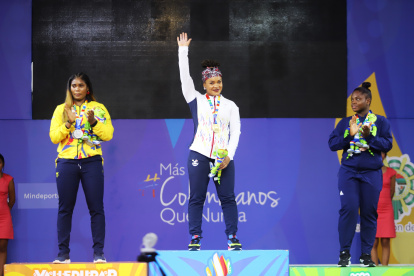 La pesista ecuatoriana Neisi Dajomes (c) obtuvo 2 oros en los 81 Kg con récord sudamericano y panamericano incluido.