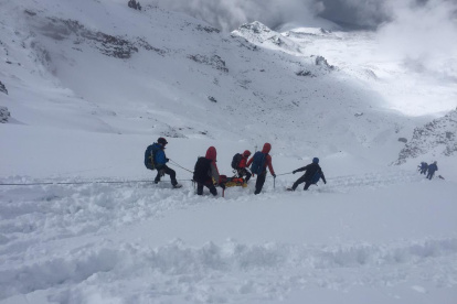 Equipos de rescate se encuentran en el nevado para iniciar operaciones de extracción de cuerpos en caso de necesitarse.  Foto de las labores realizadas en la avalancha de octubre de 2021