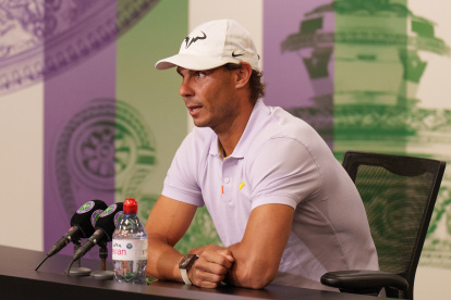 Rafael Nadal, tenista español, mientras anuncia su retiro de Wimbledon por lesión.