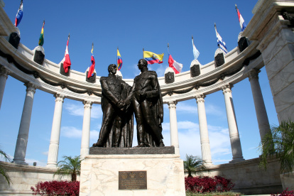 Monumento a Simón Bolívar y San Martín, en el centro de Guayaquil, un ícono de la ciudad puerto.