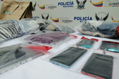Como evidencias asociativas, la policía incautó varias terminales móviles en poder de los detenidos.