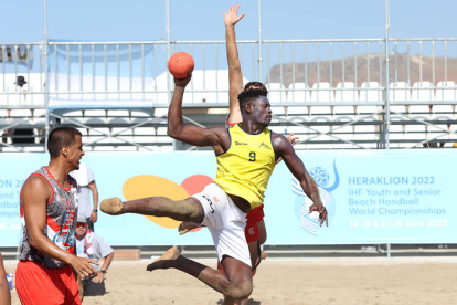 Eduardo Quiñónez, en una acción durante el Mundial de Balonmano en Grecia.