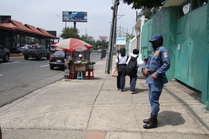 Especial. Blanca Quishpe, quien tiene una discapacidad, mantiene su puesto afuera del 28 de Mayo. Ella pide no ser criminalizada.