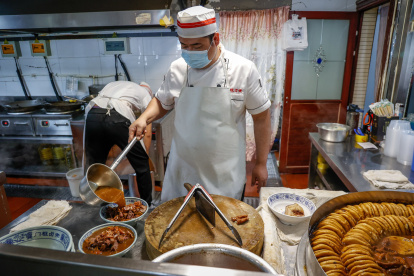 En Shanghái, por ejemplo, la mayoría de fábricas delegan la contratación de sus trabajadores a través de las agencias intermediarias.