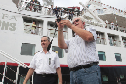 Imagen de la visita del crucero Silver Explorer a Guayaquil, en octubre de 2015. La nave, de 108 metros de eslora, 4,6 metros de calado y con capacidad para 115 pasajeros, acoderó en el Puerto Marítimo. El Foro Río Guayas afirma que este tipo de buques aún puede llegar al Malecón.