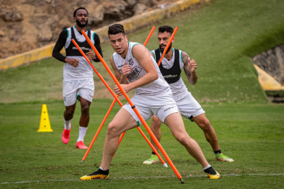 Paco Rodríguez y Gonzalo Mastriani, jugadores de Barcelona durante un entrenamiento.