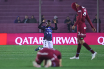 Willian Vargas de Independiente del Valle celebra tras el partido ante Lanús de los octavos de final de la Copa Sudamericana, en el estadio La Fortaleza, en Buenos Aires (Argentina).