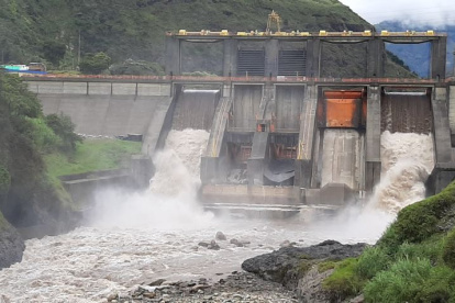 Las centrales Agoyán y San Francisco se ubican en la ciudad de Baños de Agua Santa, aprovechan las aguas del río Pastaza y funcionan en cascada para dotar de 368 MW de energía.