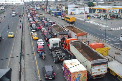 Tránsito. Las calles lucían llenas de tráfico en las primeras horas de hoy.