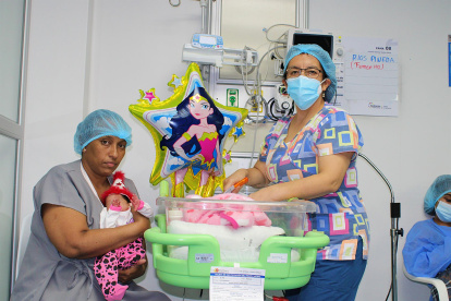 Fotografía cedida por el Hospital General Teófilo Dávila que muestra a Yanelys (i) mientras sostiene a su hija Milagros junto a la pediatra Catalina Campoverde, el 7 de julio de 2022, dentro de ese centro médico en Machala, provincia de El Oro (Ecuador).
