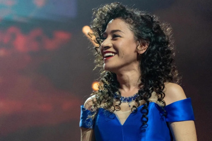 No importa dónde esté, Karen siempre está dispuesta a mostrar sus raíces.