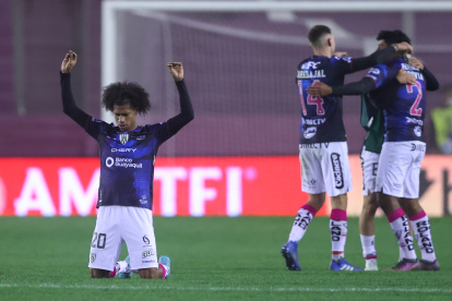 Los jugadores de Independiente del Valle festejan la clasificación a los cuartos de final de la Copa Sudamericana después de empatar sin goles en la cancha de Lanús.