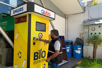 Proceso. Son tres pasos: se debe escanear el código de barra de la botella, se la deposita y se recibe el dinero.