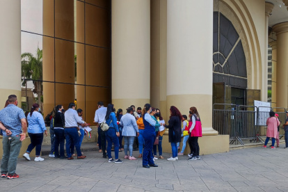 Comprobante. No solo tienen que presentar su cédula sino el comprobante de haber pagado por el documento.