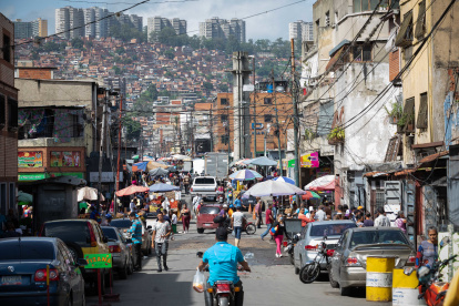Vista del mercado de Catia, el 1 de julio de 2022 en Caracas (Venezuela). EFE/Rayner Peña R