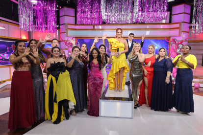 Las doce participantes con Gabriela y José Luis Arévalo.