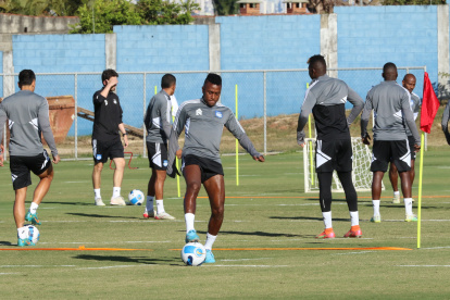 La plantilla azul se afina para medir a Macará en el Bellavista ambateño.