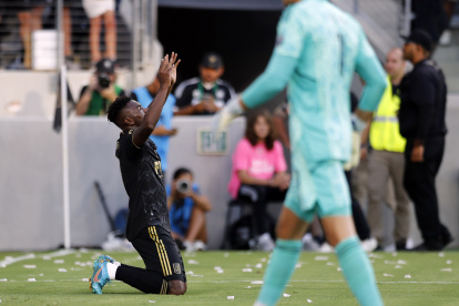 José Cifuentes, volante ecuatoriano de LAFC, festeja uno de sus goles ante